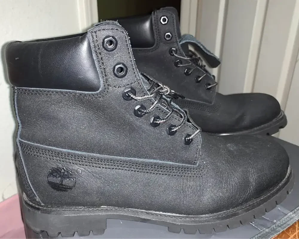 Timberland 6-Inch Premium Waterproof Boots (size 10)